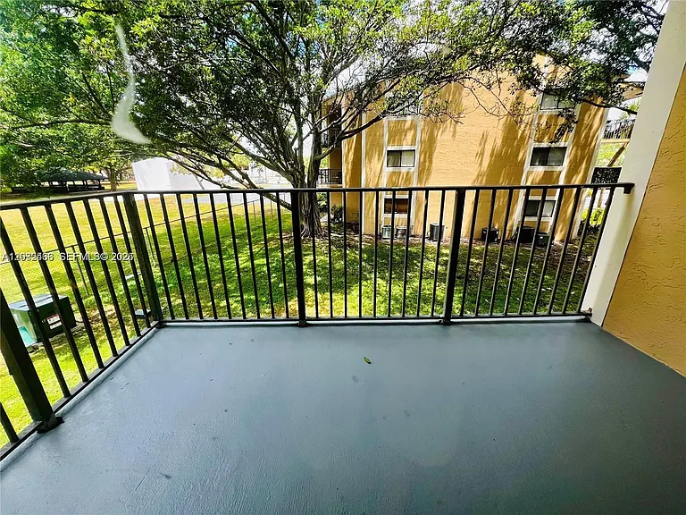 350 Palm Cir W #203 — Photo 10