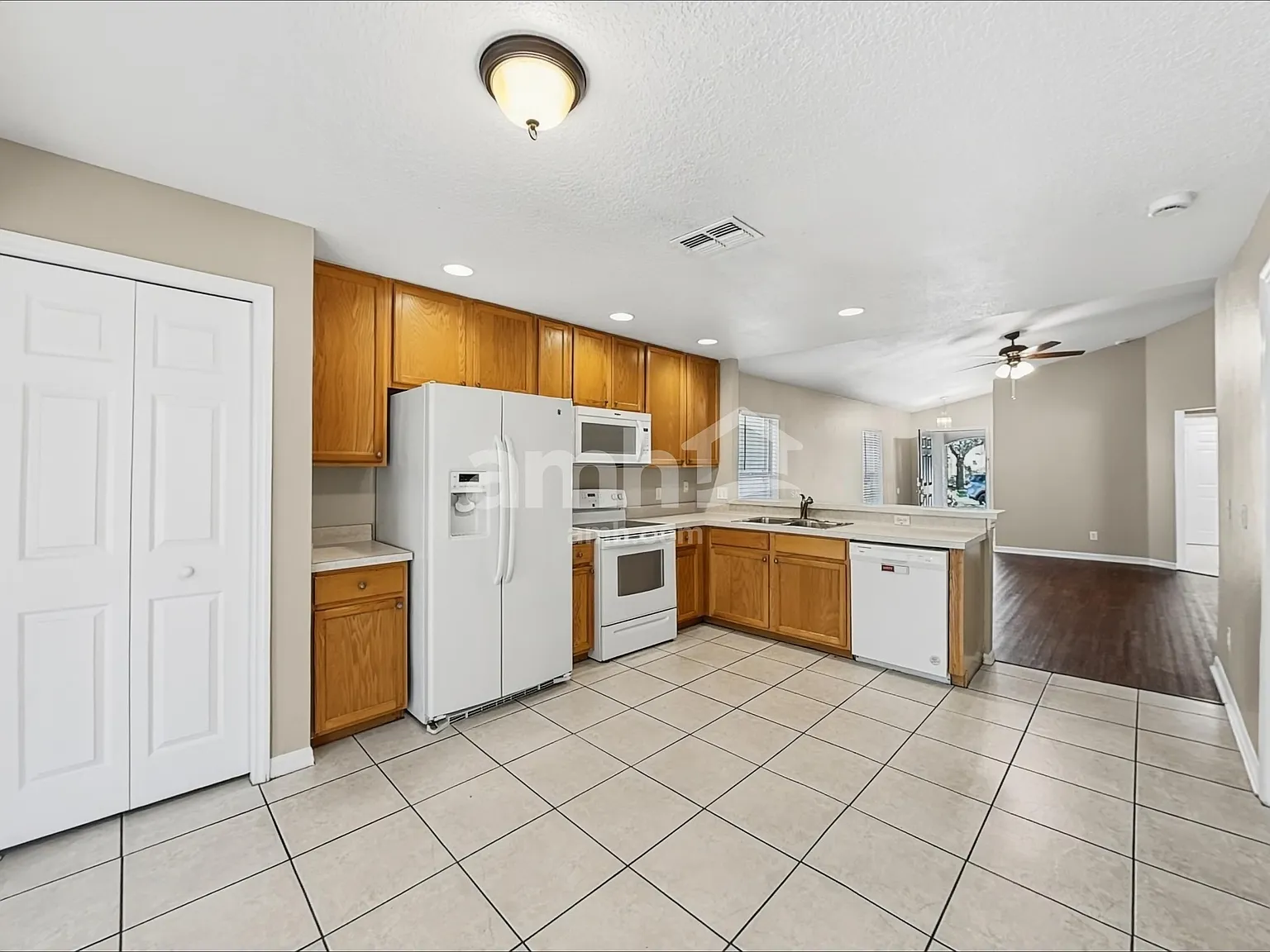 3 bed, 2.0 bath, 1359 sqft, $2,040 — Photo 3
