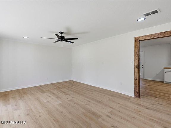 5th image of 229 Bruin St