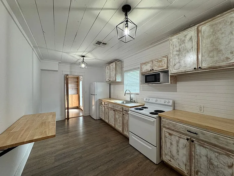 1006 W North St — Photo 4
