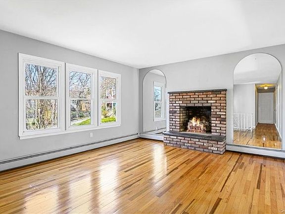 5th image of 128 Laurel Ave