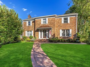 33 Ridge Dr E, Great Neck, NY 11021