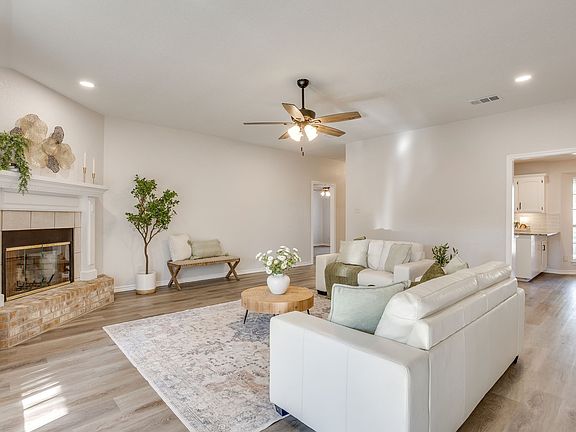 4th image of 615 Rosewood Pl