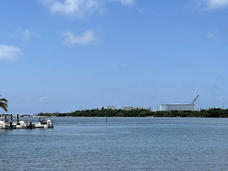 Great located out to the Atlantic Ocean and nearby marina for fuel and bait