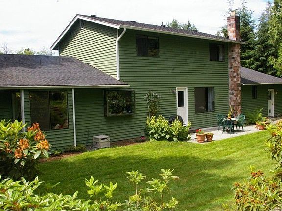 Back yard perfect for summer barbeques.