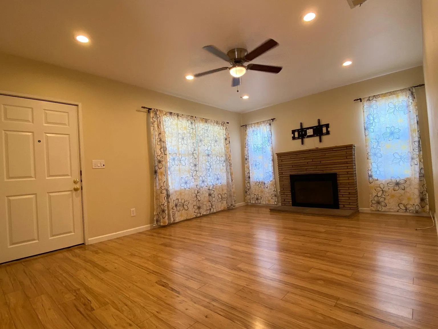 3 bed, 1000 sqft, $3,300 — Photo 2