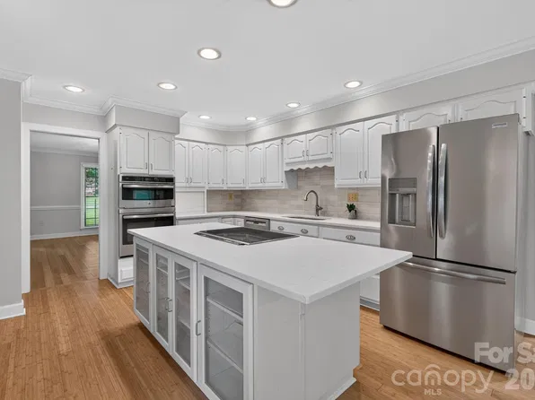 3517 Honeysuckle Dr, Matthews, NC 28104