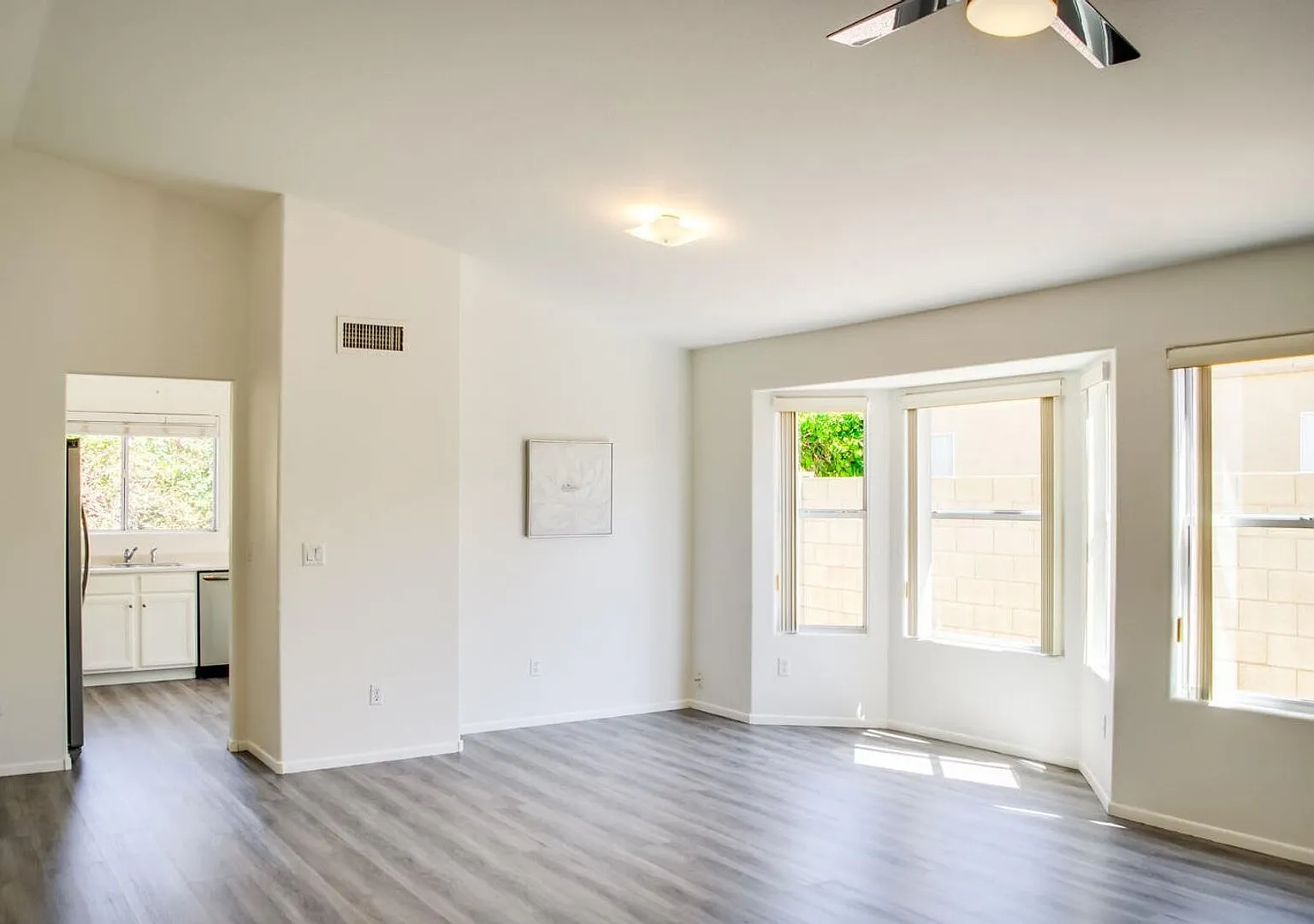 Coming Soon! Adorable 3bed 2 full bath, home in N. Phoenix — Photo 2