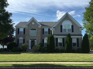 11 Heritage Dr, Allentown, NJ