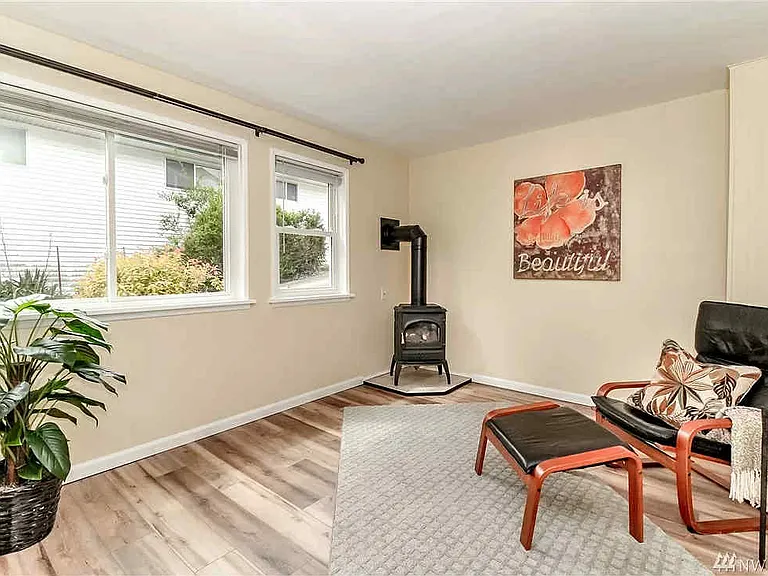 1020 1/2 Chester Ave #1/2 — Photo 1