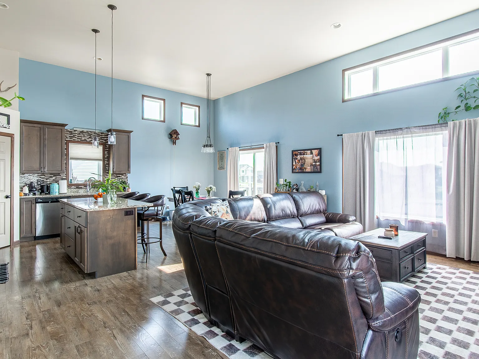 3 bed, 2065 sqft, $2,650 — Photo 3
