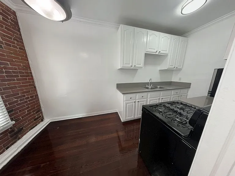 The President Apts...Completely Renovated Apartments...Pet Friendly..Great Location! CALL NOW! — Photo 18