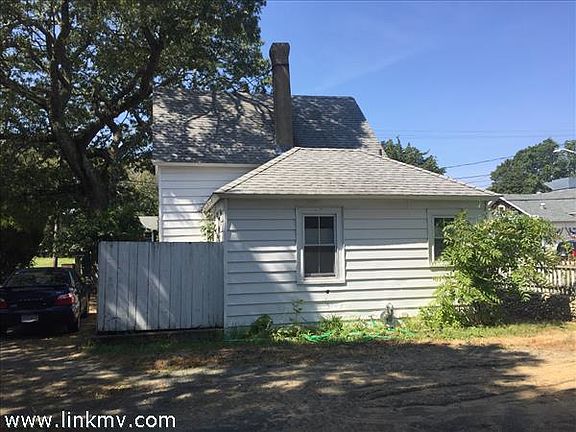 4th image of 122 Dukes County Ave