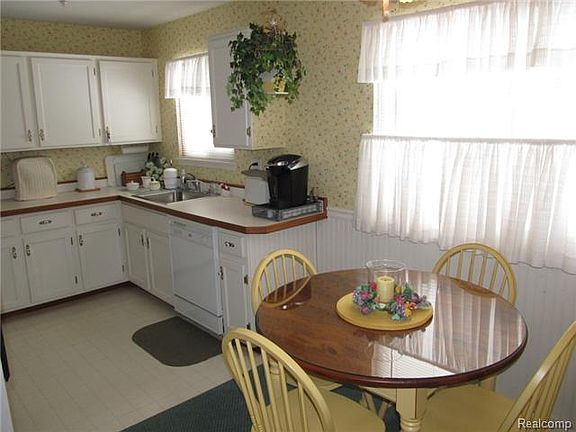 4th image of 30843 Avondale St