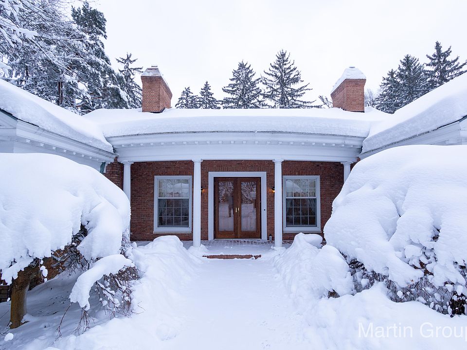 1st image of 2815 Lake Dr SE