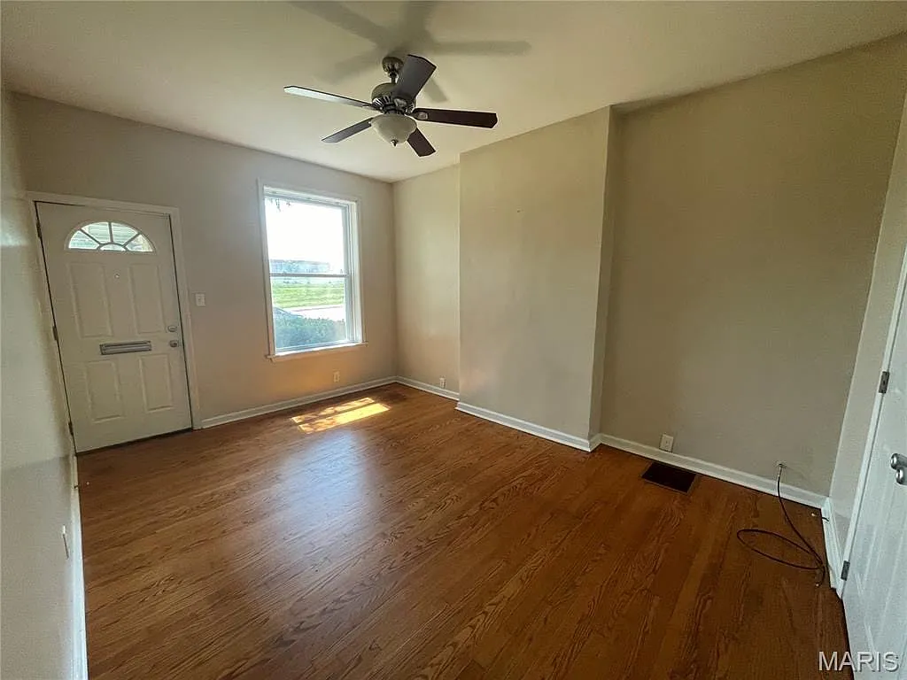 2 bed, 1.0 bath, 890 sqft, $1,350 — Photo 2