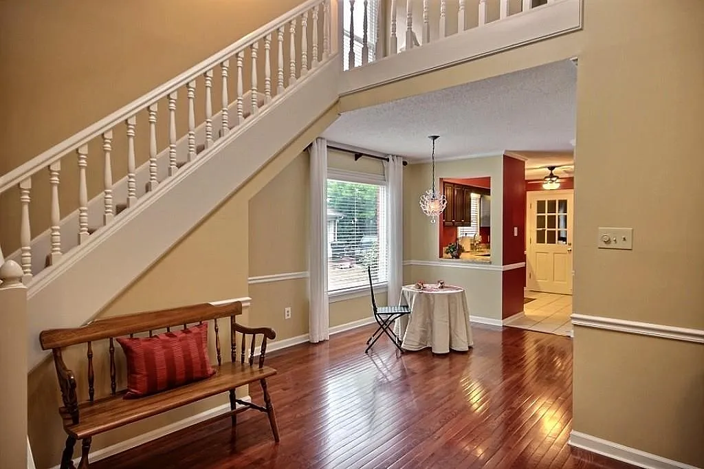 3 bed, 2.0 bath, 1466 sqft, $2,000 — Photo 2