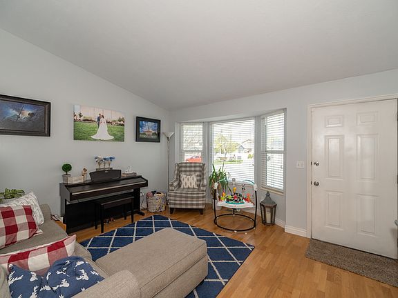4th image of 1045 W Ranch Park Dr