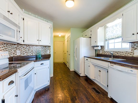 3rd image of 1107 Bolton Dr