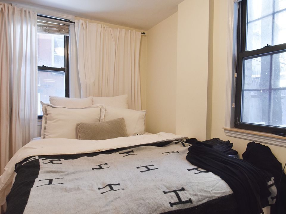 2nd image of 11 Cornelia St APT 2R