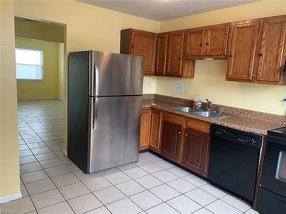 3rd image of 402 Peregrine St