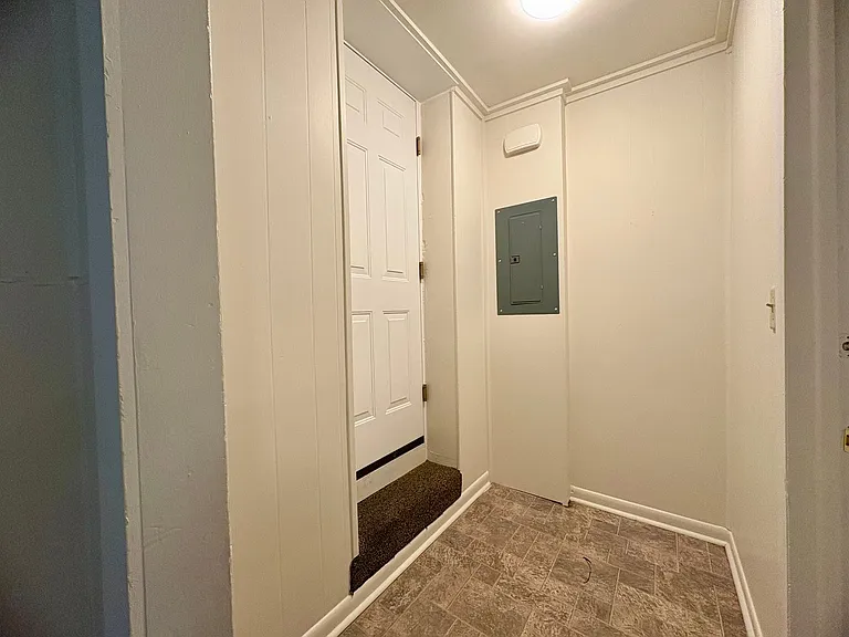 568 Manor St — Photo 2
