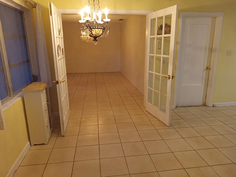 See the dining room space, without the furniture.