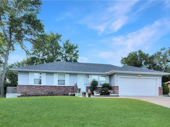 926 Ridge Dr, Warrensburg, MO 64093