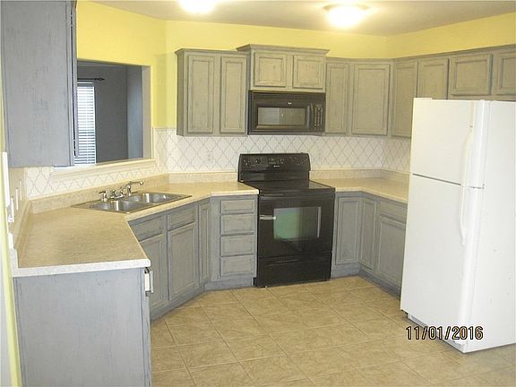 2nd image of 904 SW River Rock St