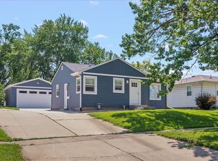 1206 W 10th St, Cedar Falls, IA 50613