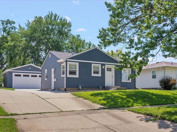 1206 W 10th St, Cedar Falls, IA 50613