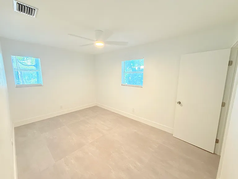 2611 NW 21st St — Photo 7