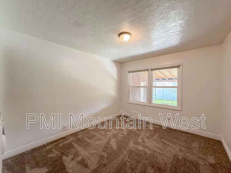 872 N Main St #A — Photo 12