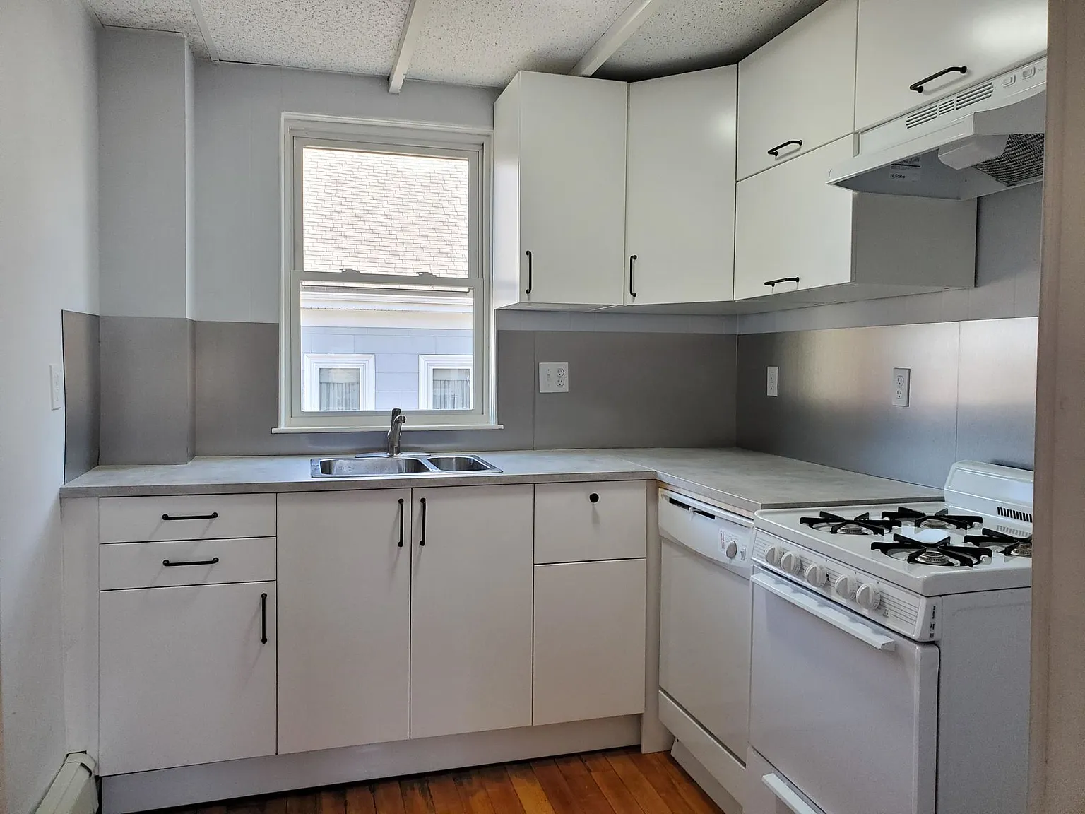 3 bed, 1100 sqft, $2,900 — Photo 3