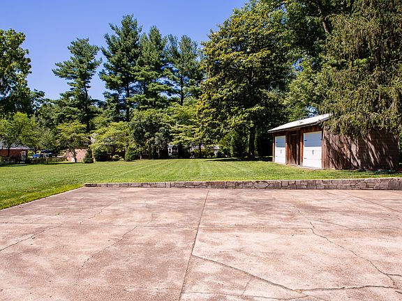 Potting area between doors