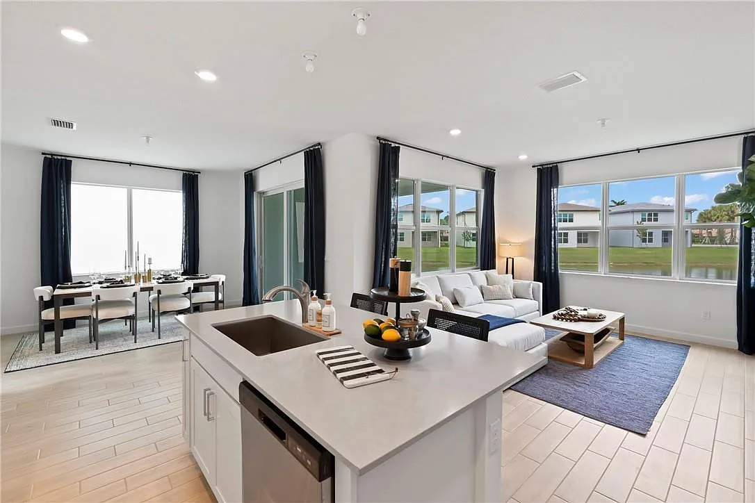 3 bed, 2.5 bath, 2102 sqft, $6,410 — Photo 4