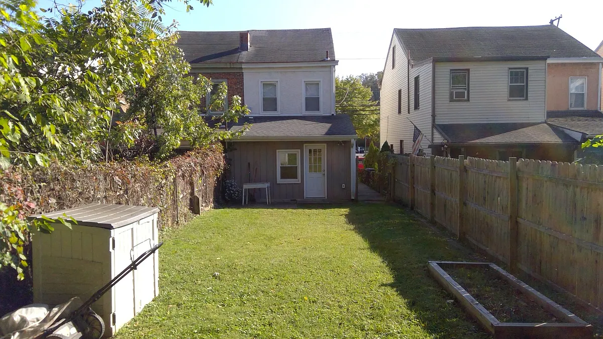 Building Photo - 926 E Hector St