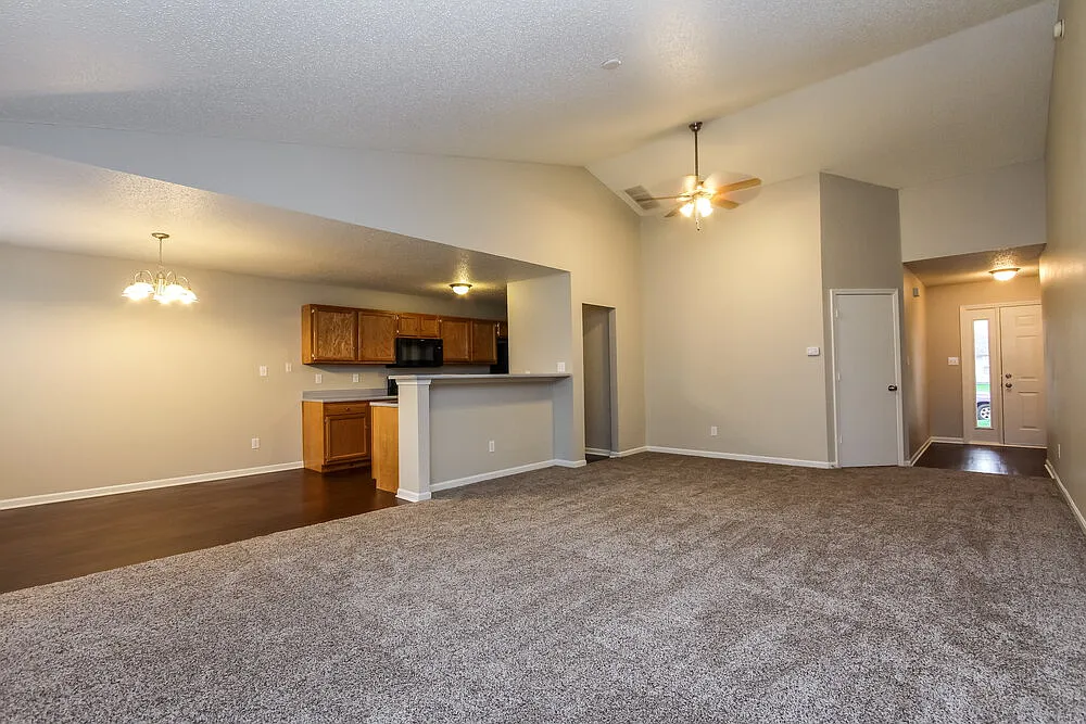3 bed, 2.0 bath, 1444 sqft, $3,070 — Photo 3