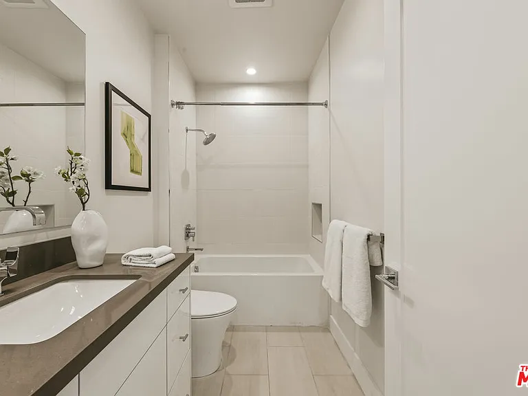 3222 S Barrington Ave — Photo 8