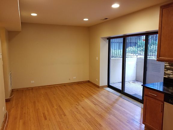 3rd image of 622 W Aldine Ave