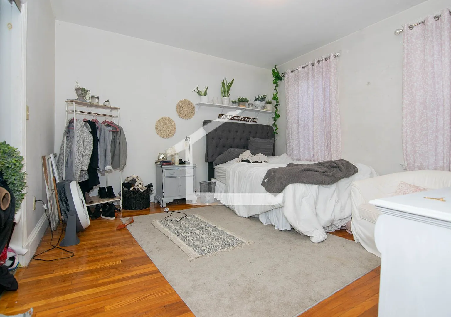 Great Value 4-bed, 1-bath w/ Heat/ Hot Water Included — Photo 3