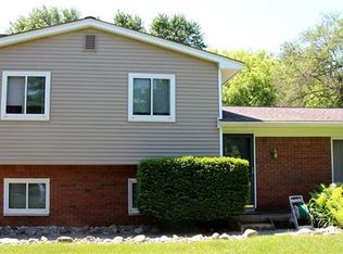 2041 Chalgrove Dr, Troy, MI 48098