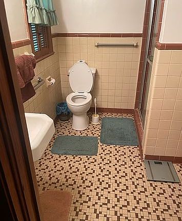 2nd image of 909 W Haven Blvd