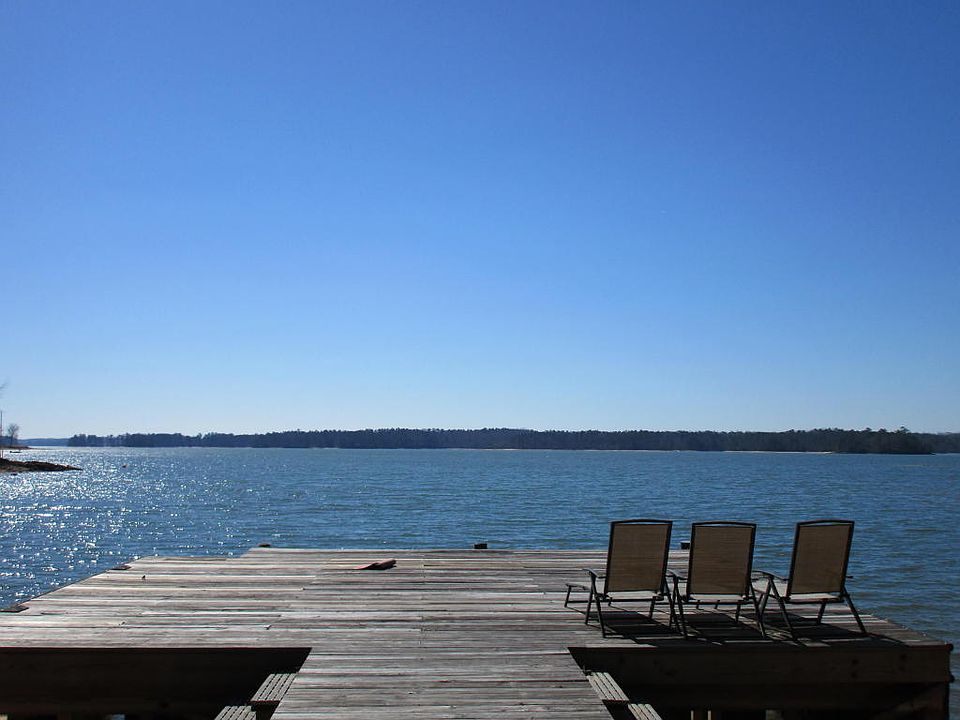 1st image of 143 Lakeview Dr