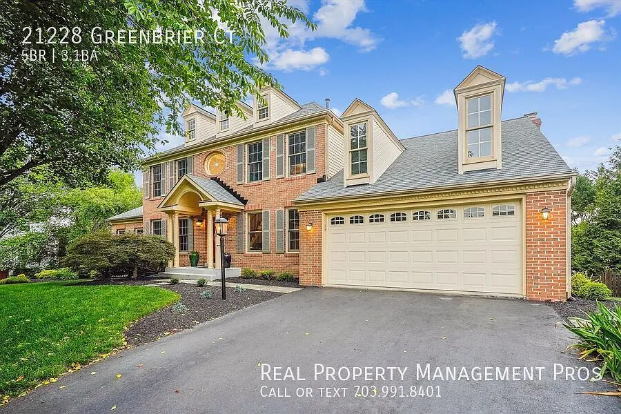 Beautifully Maintained 5-Bedroom Home in Sought-After Ashburn Farm! — Photo 2