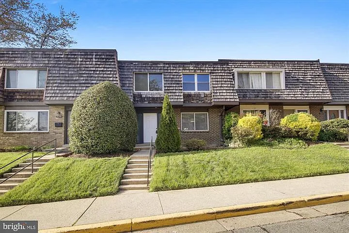324 W Deer Park Rd — Photo 1