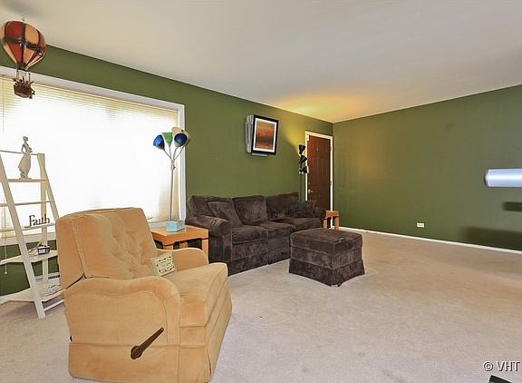 2nd image of 1S116 Stratford Ln
