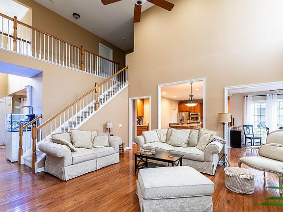 5th image of 100 Magnolia Dr