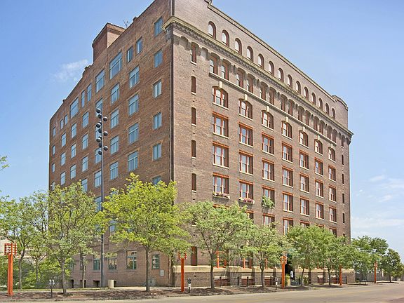 2nd image of 900 Farnam St APT 503