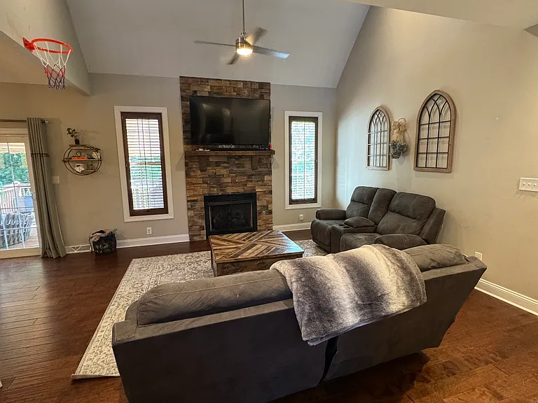 1245 Helmsdale Dr — Photo 4